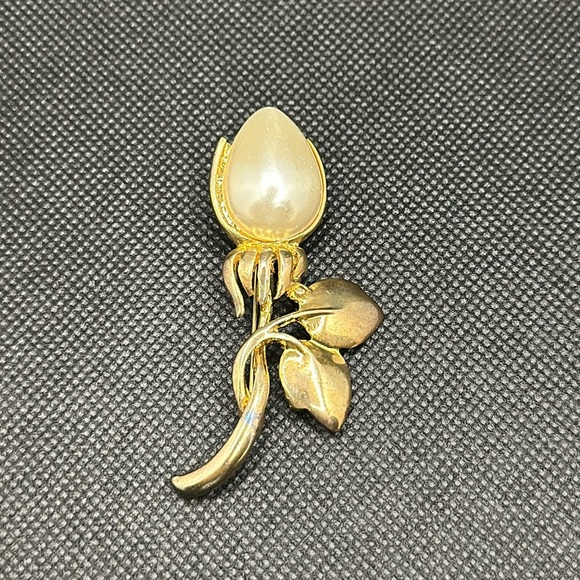 Vintage Goldtone Rosebud Faux Pearl Brooch 🌹 - Picture 1 of 5